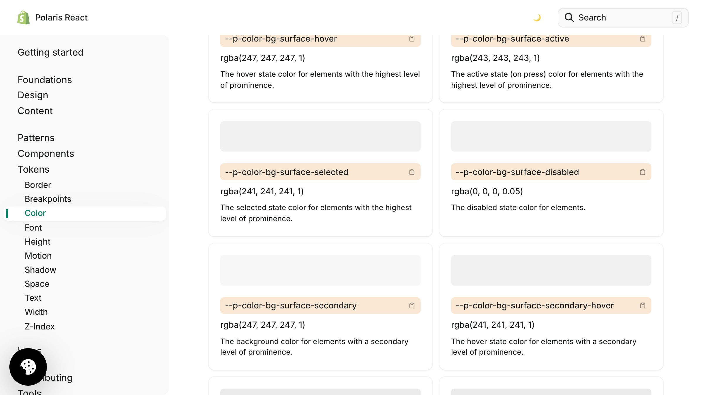 Shopify Polaris 颜色令牌文档页面展示了基于角色的颜色令牌类别，包括表面、文本、图标、边框和交互元素，每个类别都包含浅色和深色模式的配对令牌。